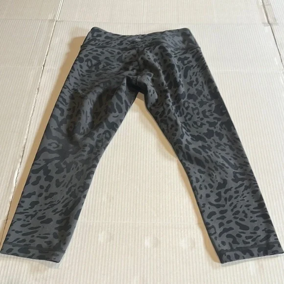 Lululemon Gray and black Leopard Print Leggings shorter to knee inside pocket - Picture 2 of 8